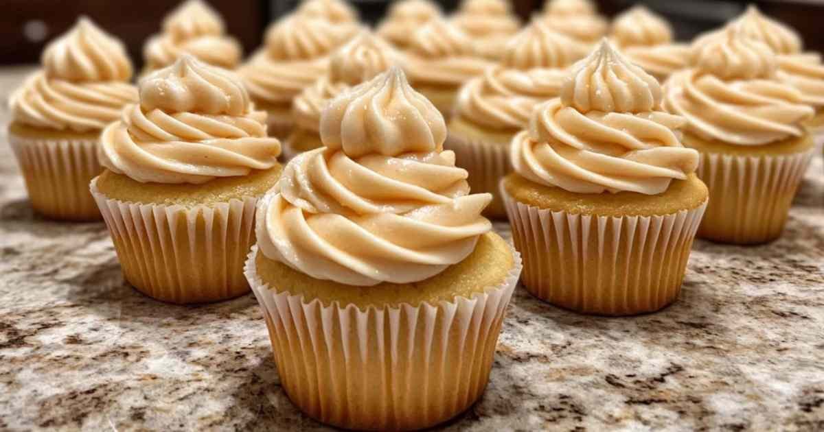 Cupcakes au beurre de beer avec glaçage crémeux doré