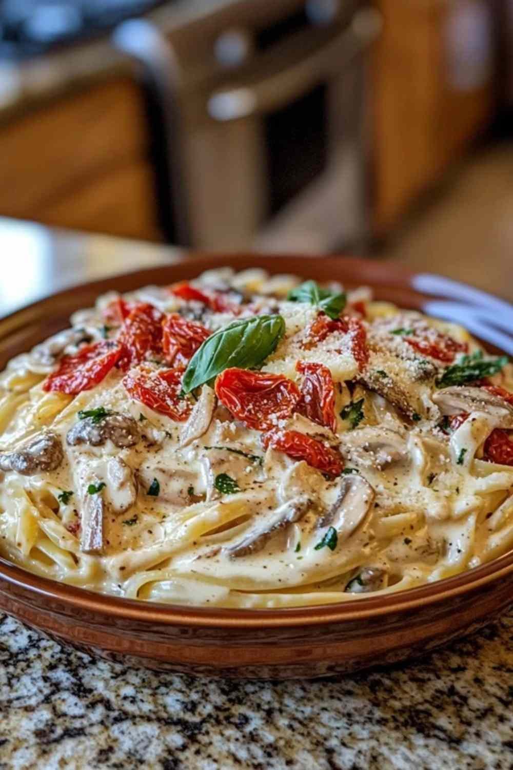 Pâtes crémeuses aux tomates séchées et champignons dans une assiette