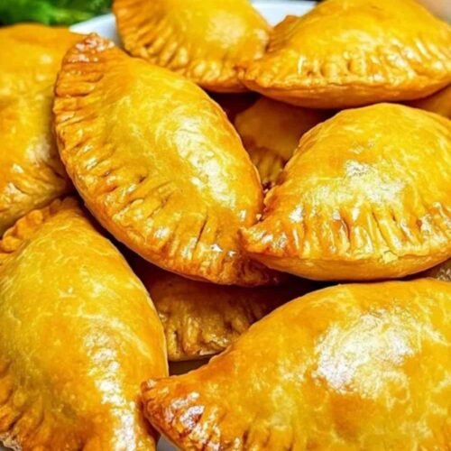 Ingrédients pour pâte à empanadas disposés sur un plan de travail