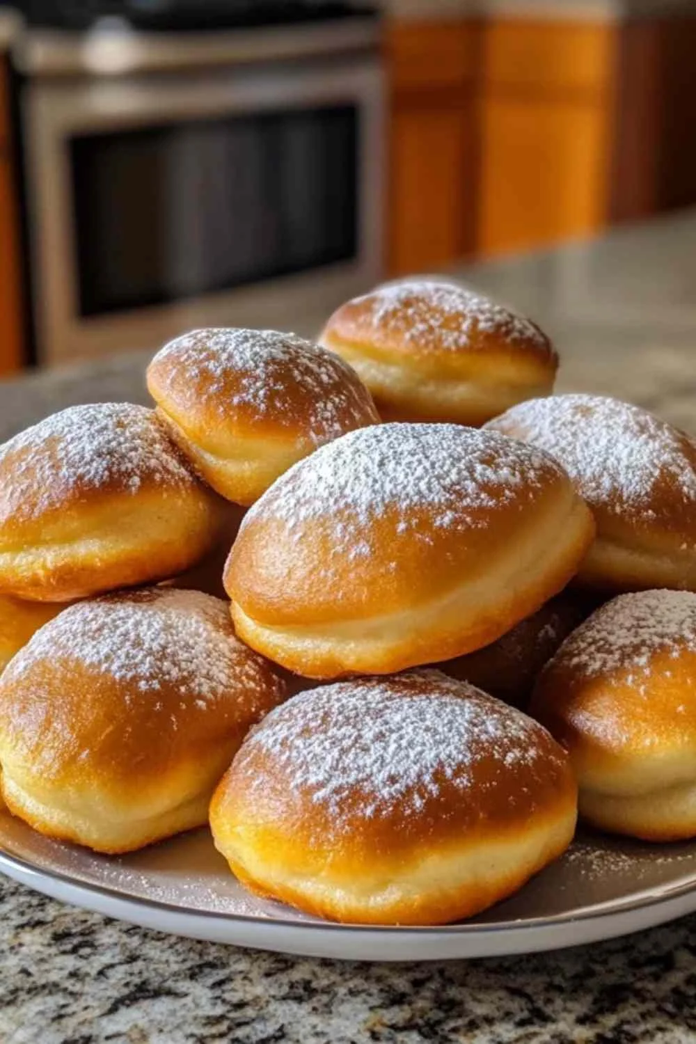 Beignets frits sucrés saupoudrés de sucre en gros plan