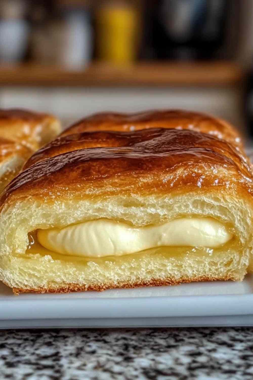 Tarte tropézienne traditionnelle avec crème à la fleur d’oranger