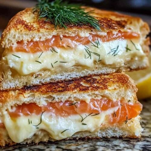 Croque-norvégien au saumon fumé coupé en deux montrant la garniture fondante