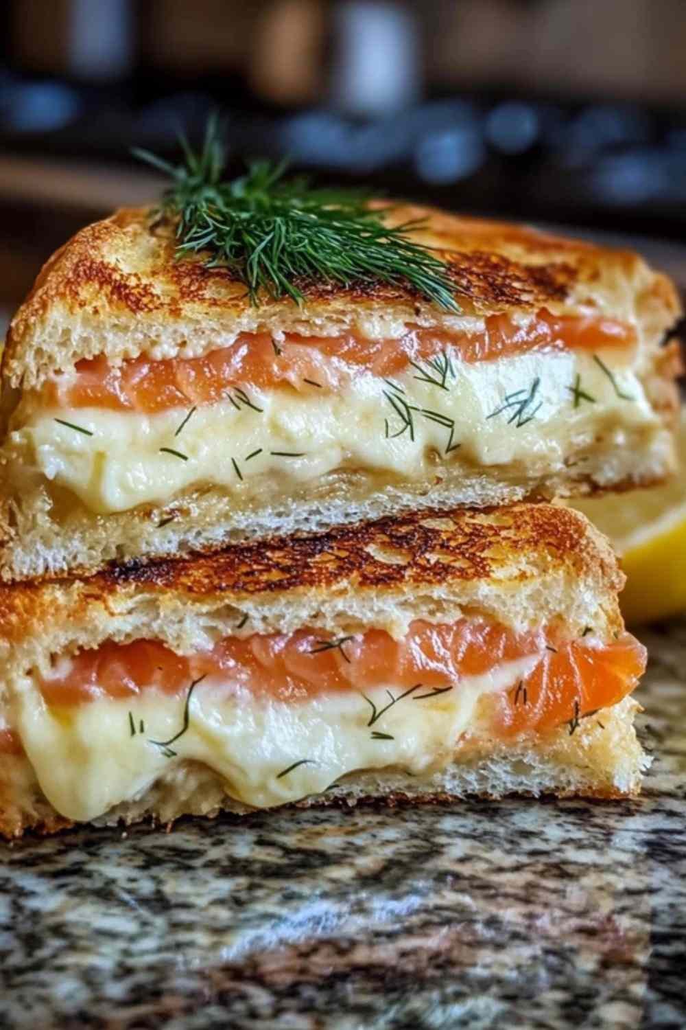 Croque-norvégien au saumon fumé coupé en deux montrant la garniture fondante