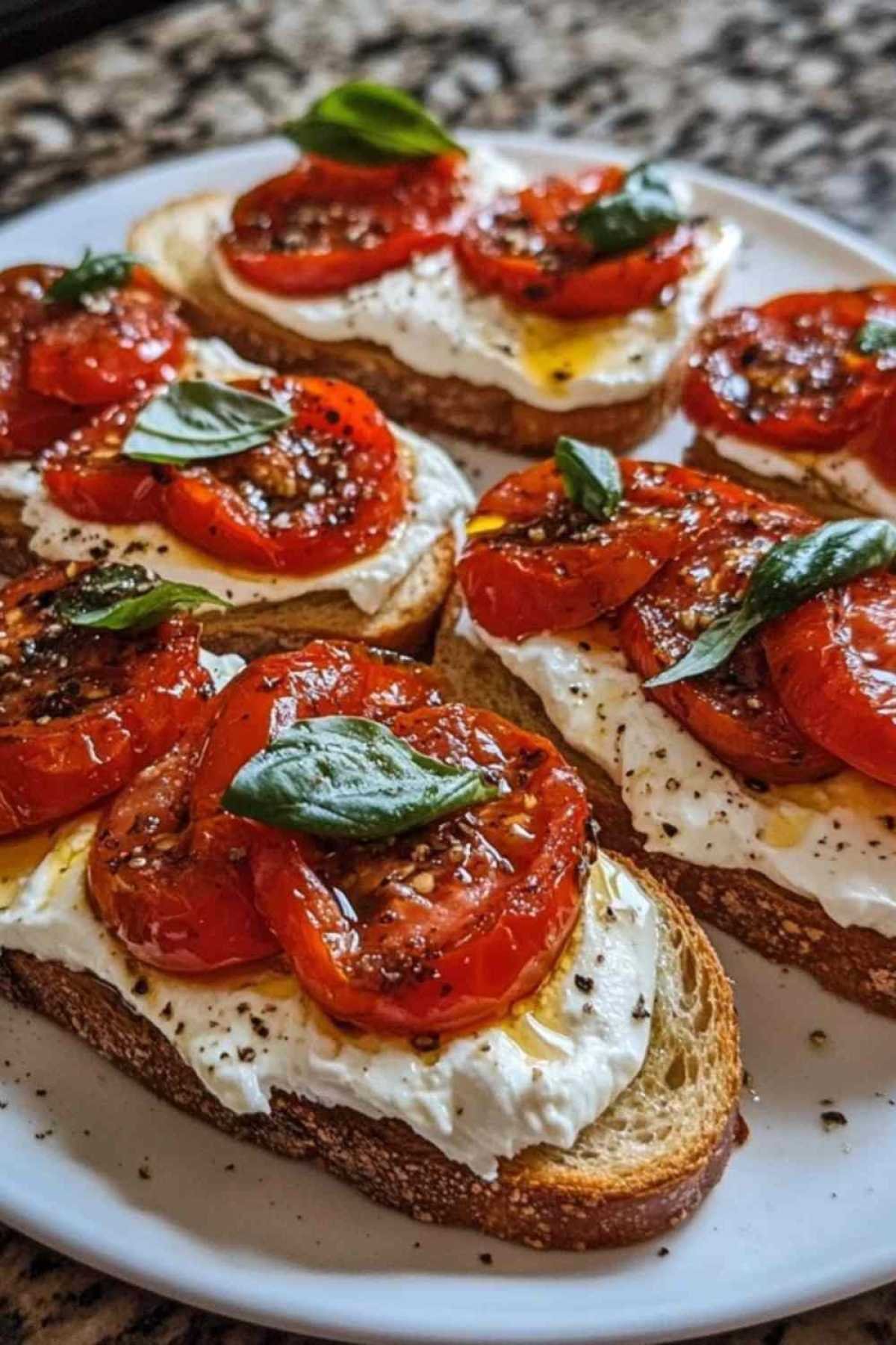 Détail d’une bruschetta à la tomate confite et burrata