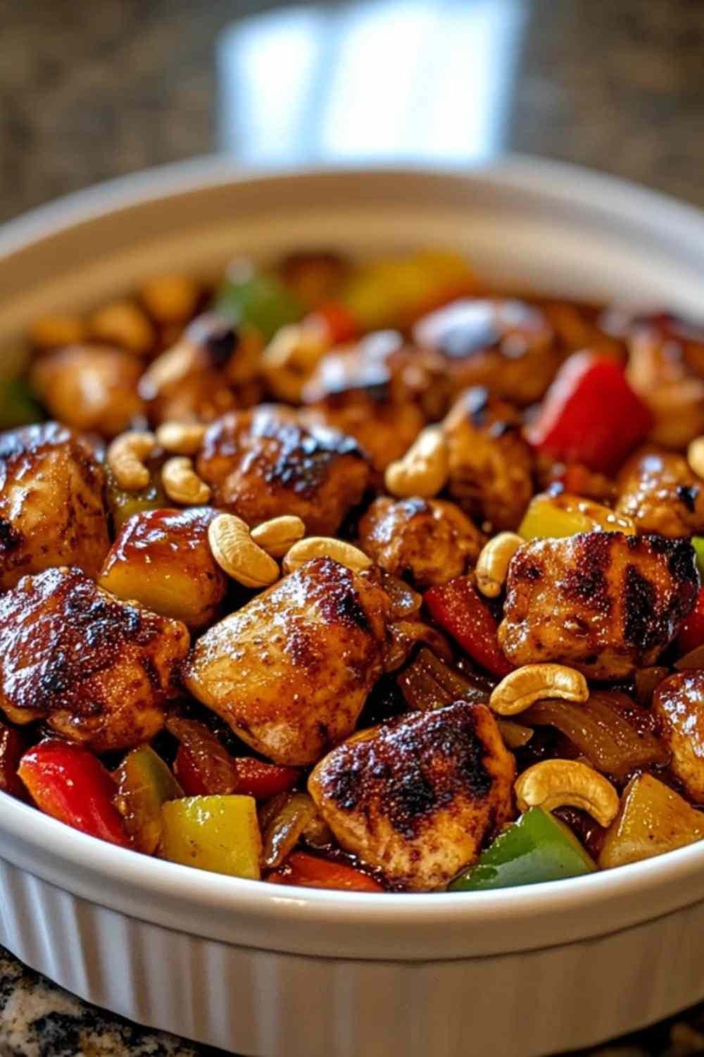 Poulet aux noix de cajou et poivrons servi dans un bol avec du riz