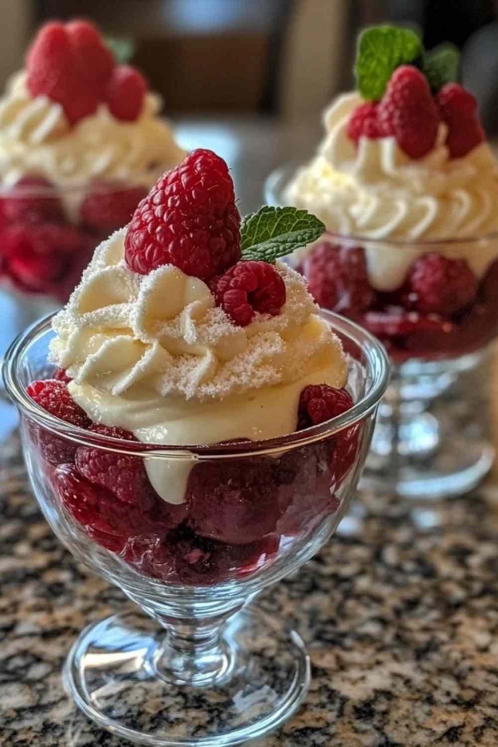 Verrines de duo fruits rouges et mascarpone décorées de menthe fraîche