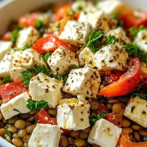 Gros plan sur les ingrédients de la salade avec lentilles, feta et légumes colorés