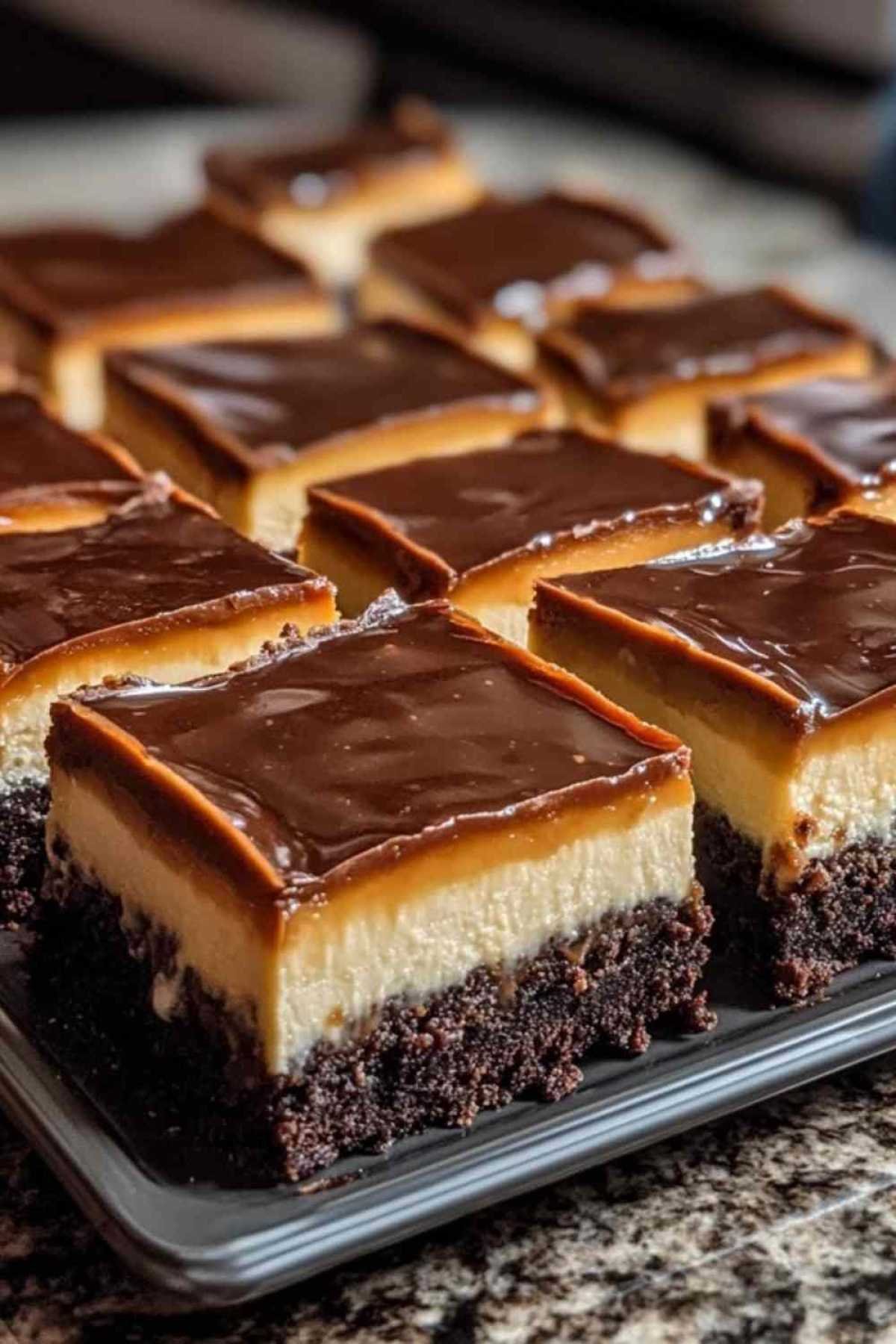 Morceau de brownie au cheesecake caramel sur une assiette
