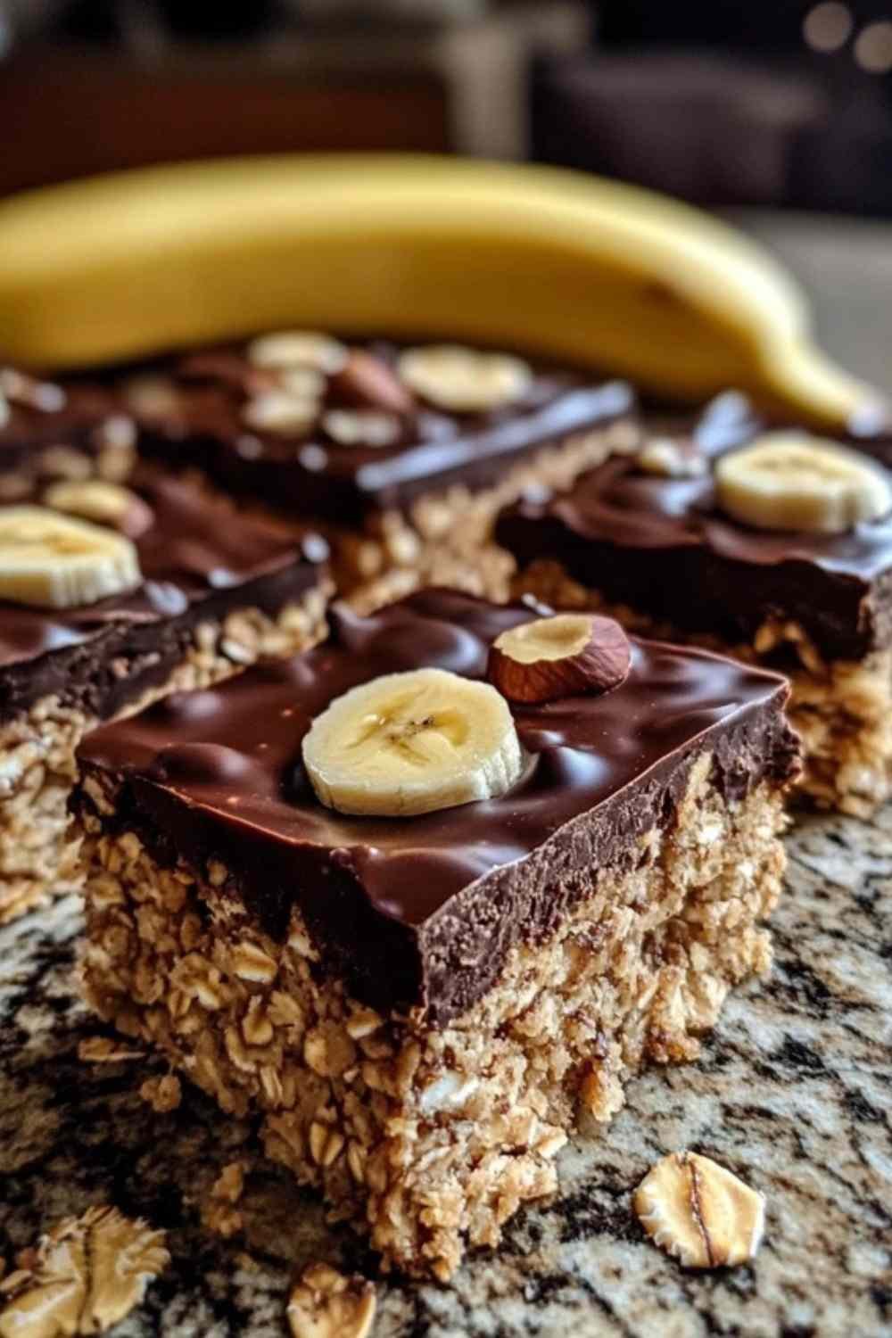Ingrédients pour barres de céréales maison : avoine, noisettes, banane et chocolat