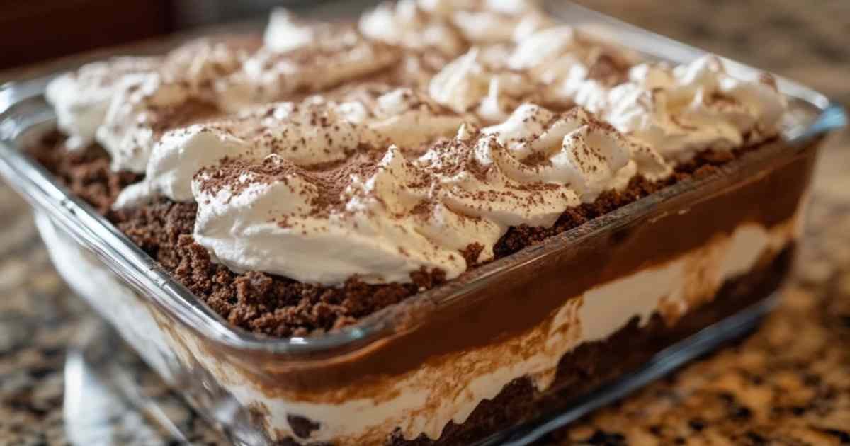 Lasagne au chocolat avec couches de biscuits, pudding et crème
