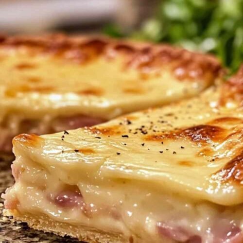 Tarte jambon gruyère dorée sortant du four