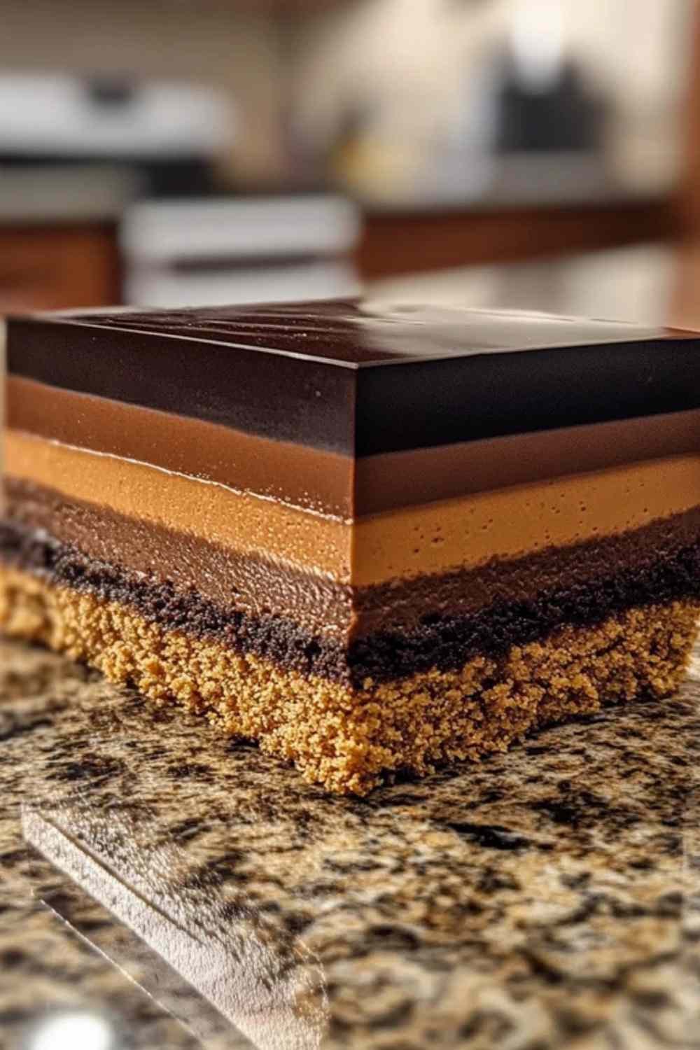Gâteau mousse au chocolat sans cuisson sur présentoir