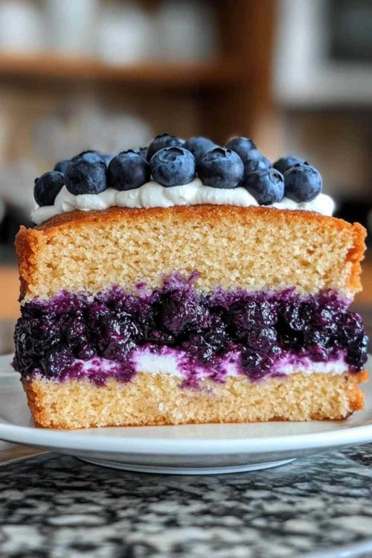 Gâteau aux myrtilles et crème fraîche décoré de baies fraîches