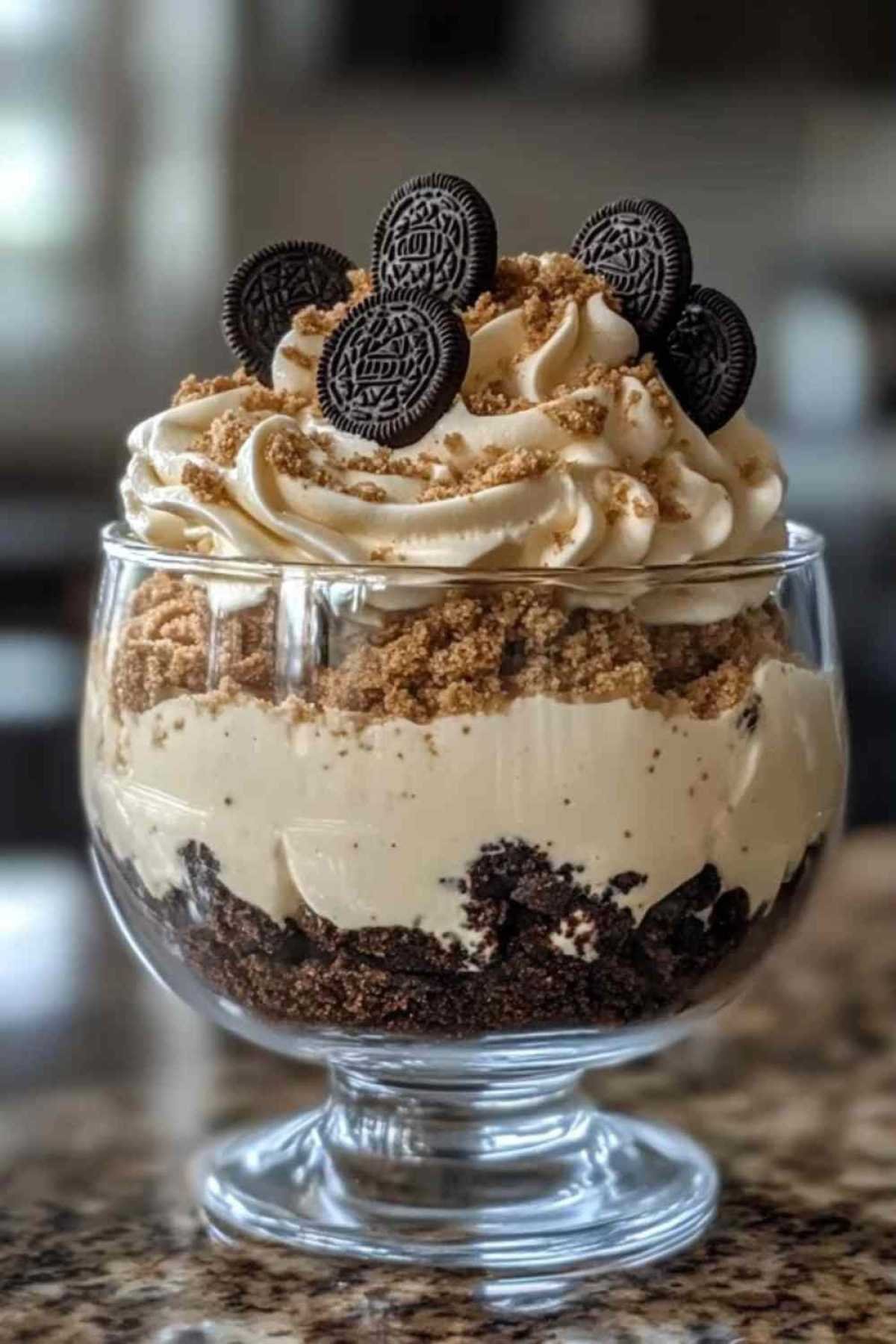 Préparation de la base croustillante du dessert aux Oreos
