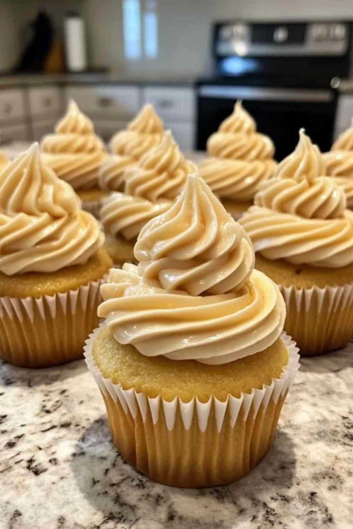 Décoration des cupcakes au beurre de beer avec une poche à douille