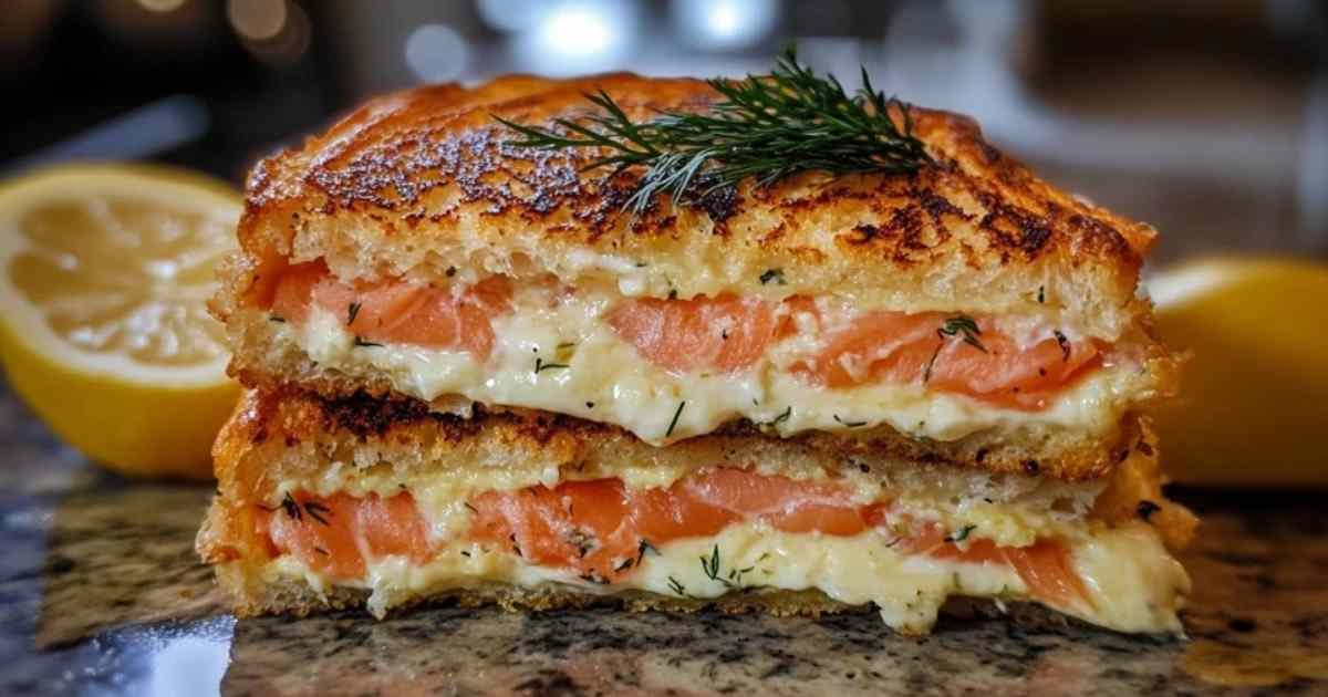 Croque-norvégien servi avec salade verte et quartiers de citron