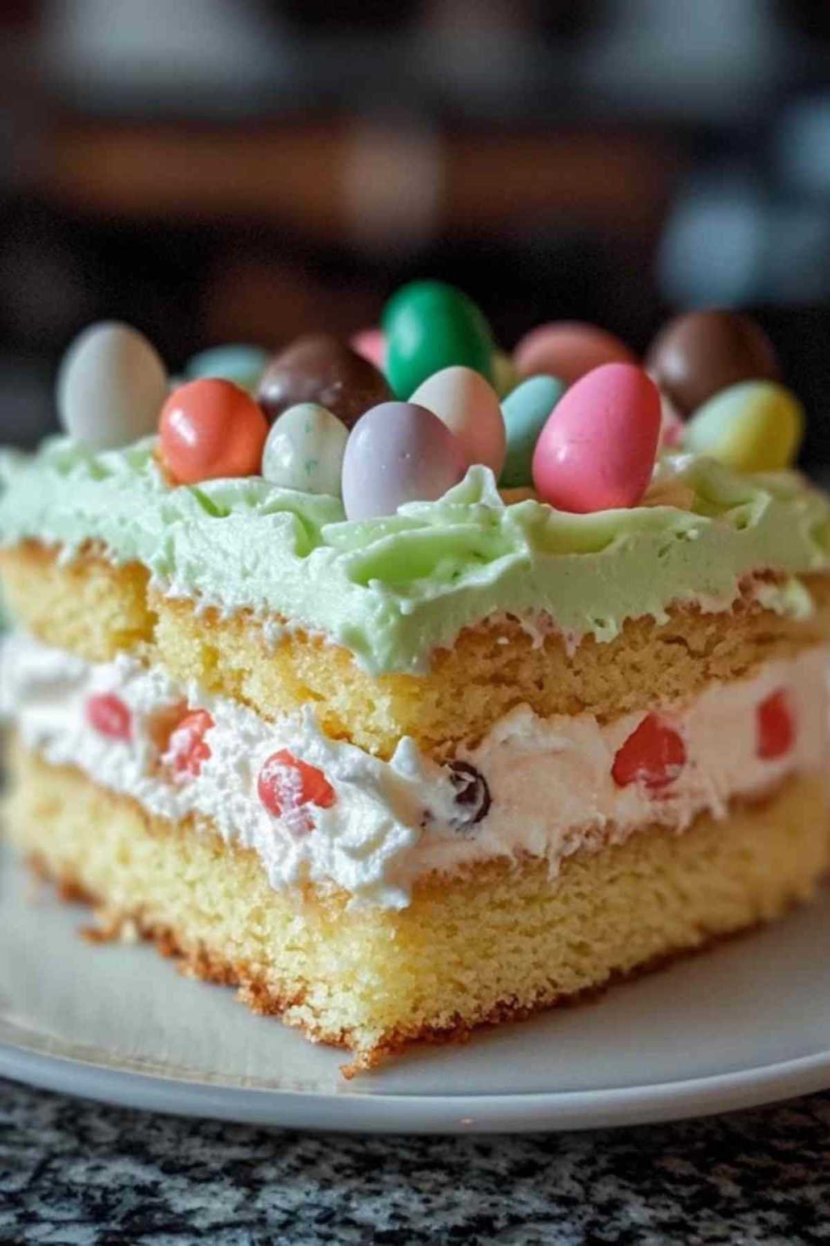 Préparation des trous dans le gâteau poke de Pâques