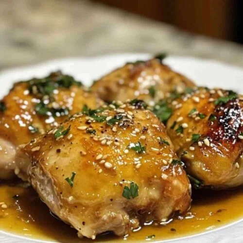 Sauce caramélisée au miel et à l’ail enrobant un morceau de poulet