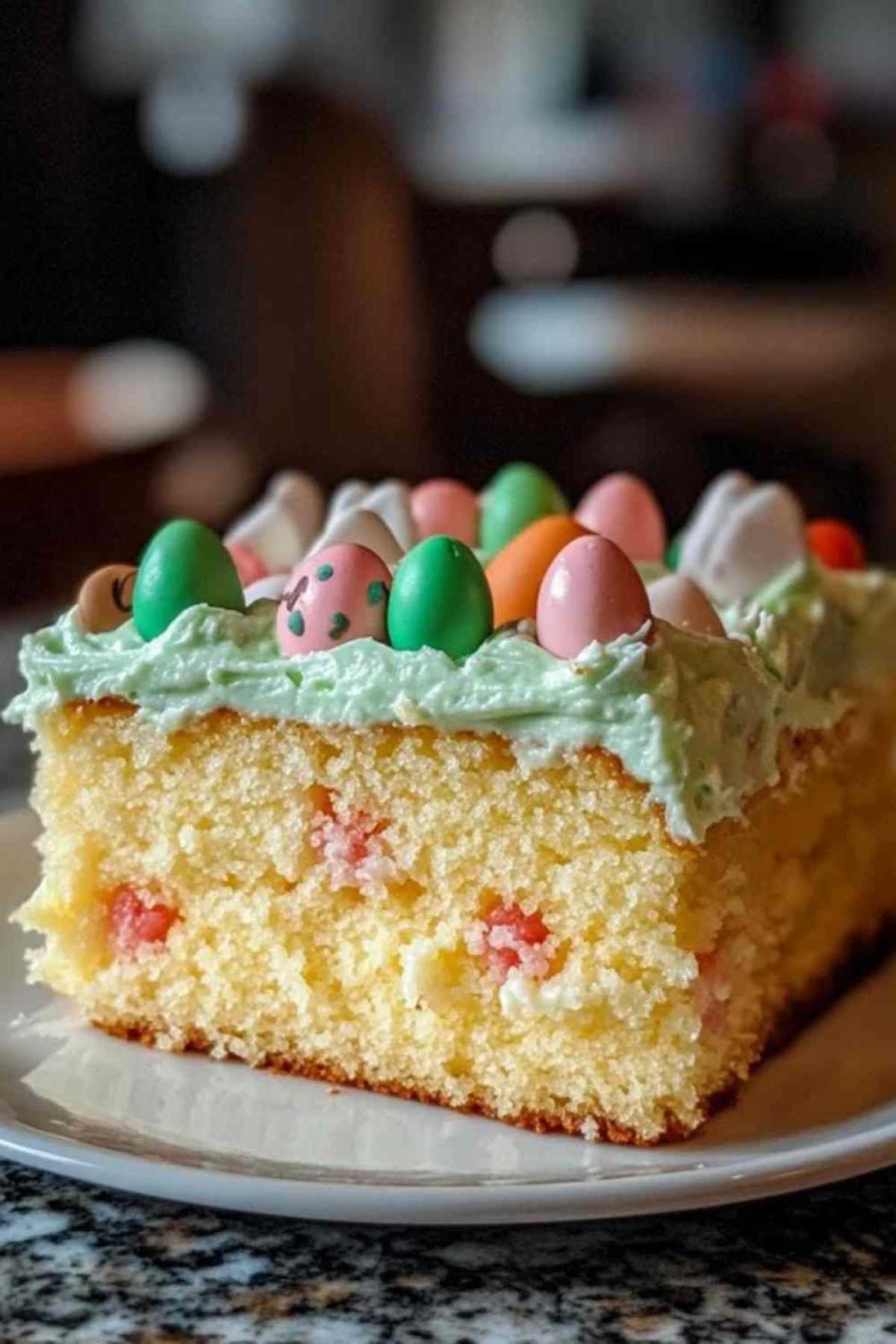 Tranche de gâteau poke lapin de Pâques montrant l’intérieur coloré
