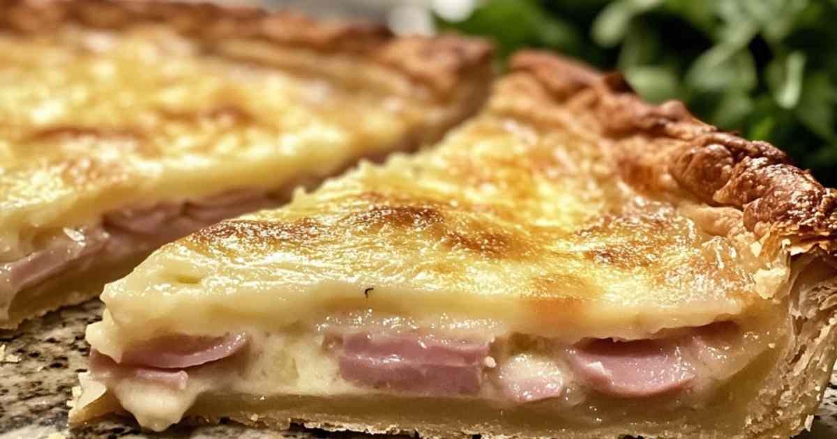 Portion de tarte jambon gruyère révélant sa texture crémeuse
