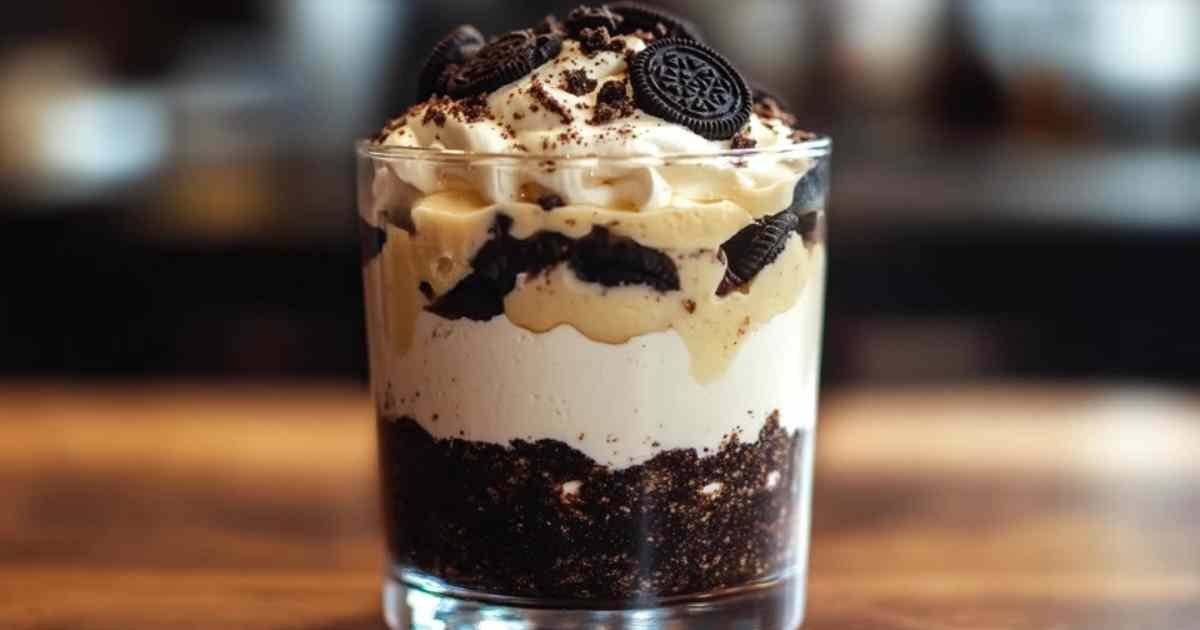 Dessert aux Oreos en verre avec couches distinctes de biscuits et crème onctueuse