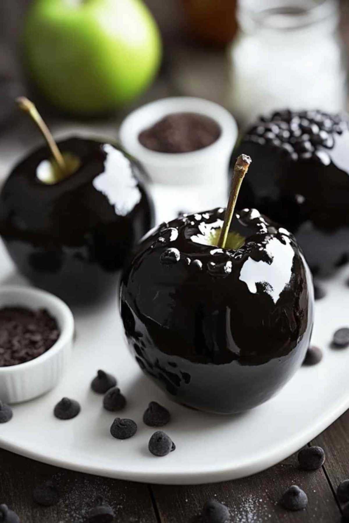Préparation du sirop noir pour pommes candies