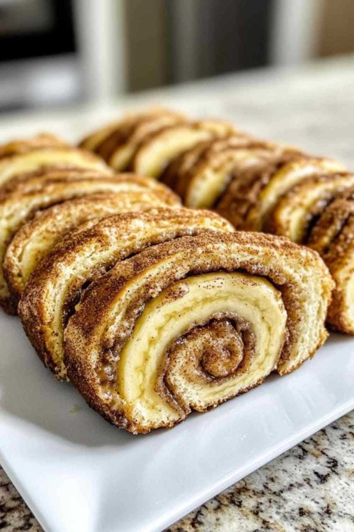 Rouleaux de pain à la banane et à la cannelle avec glaçage au fromage