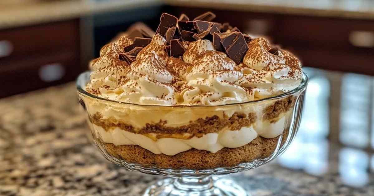 Tiramisu gourmand au chocolat noir saupoudré de cacao