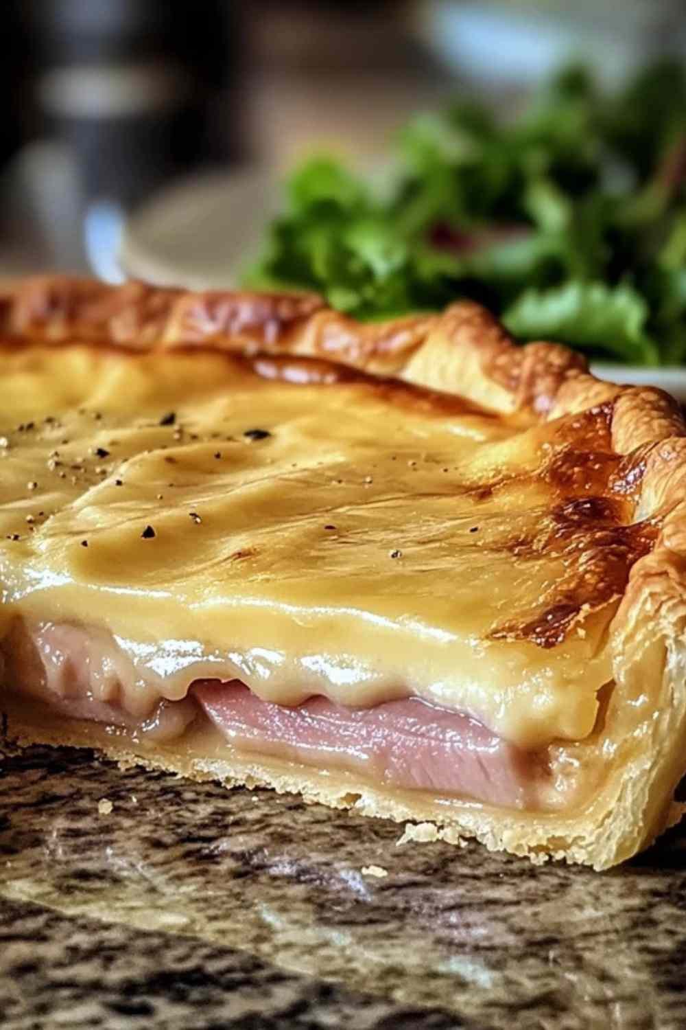 Tarte jambon gruyère dorée sortant du four