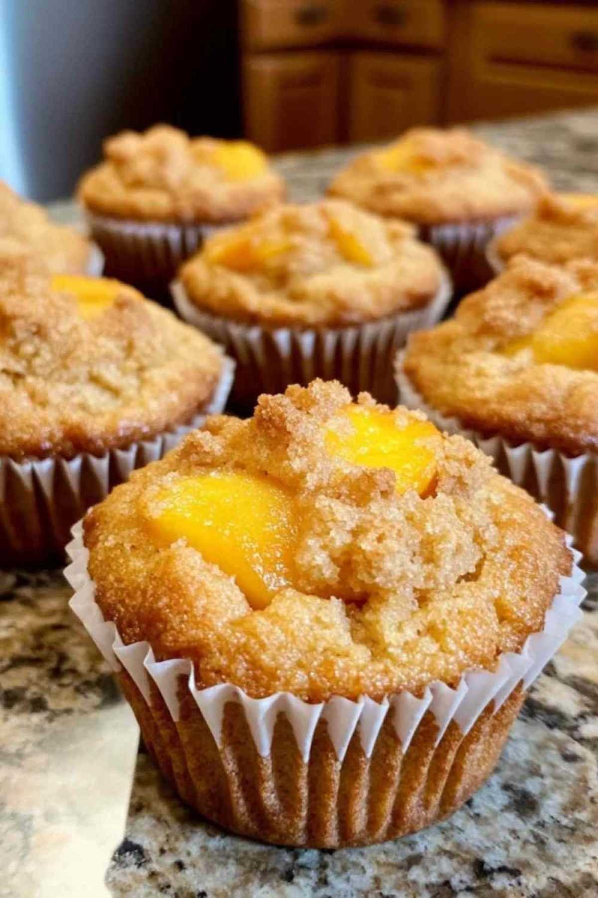 Muffin au pêche cobbler coupé en deux montrant l’intérieur