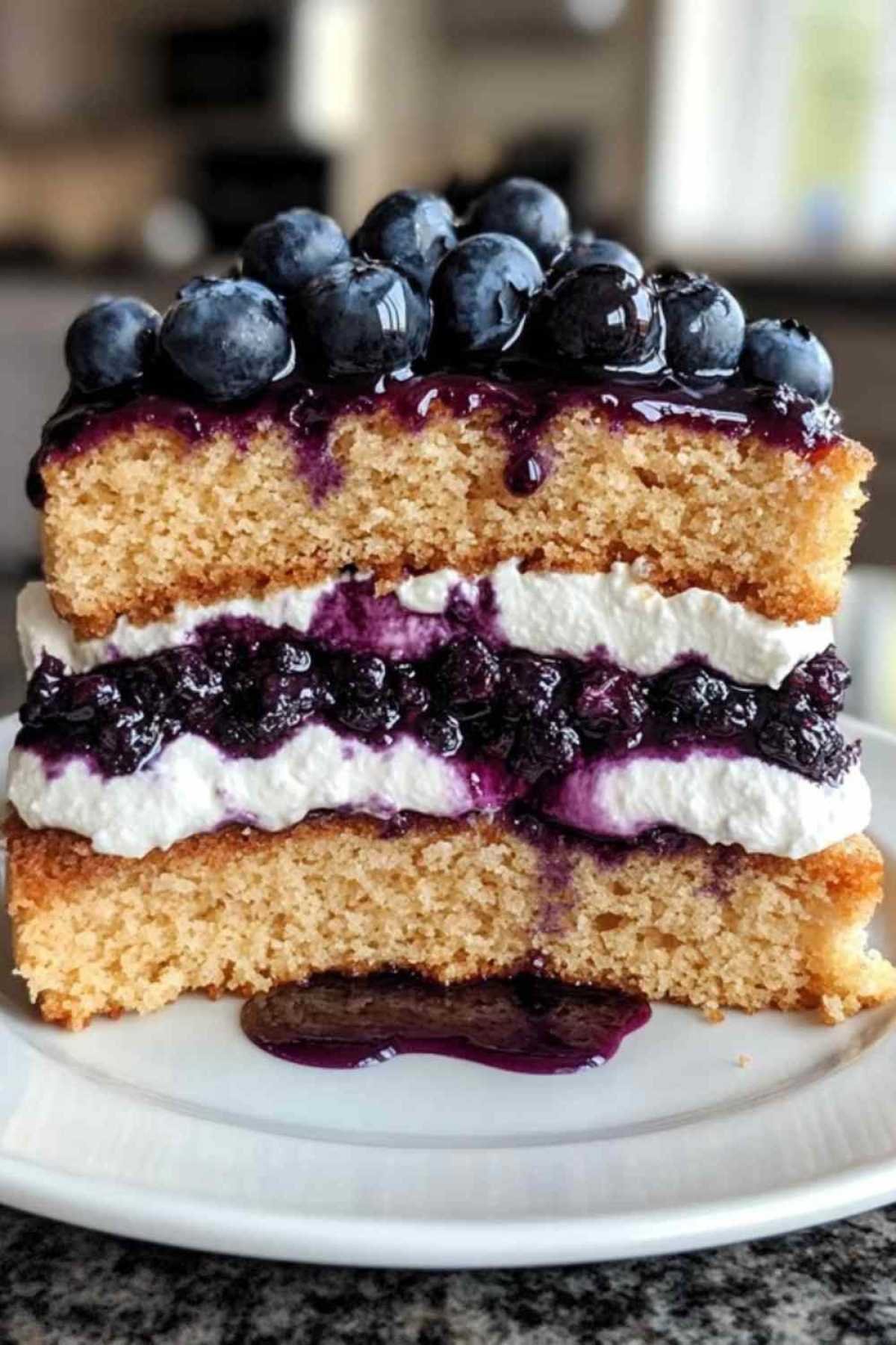 Gâteau aux myrtilles et crème fraîche décoré de baies fraîches