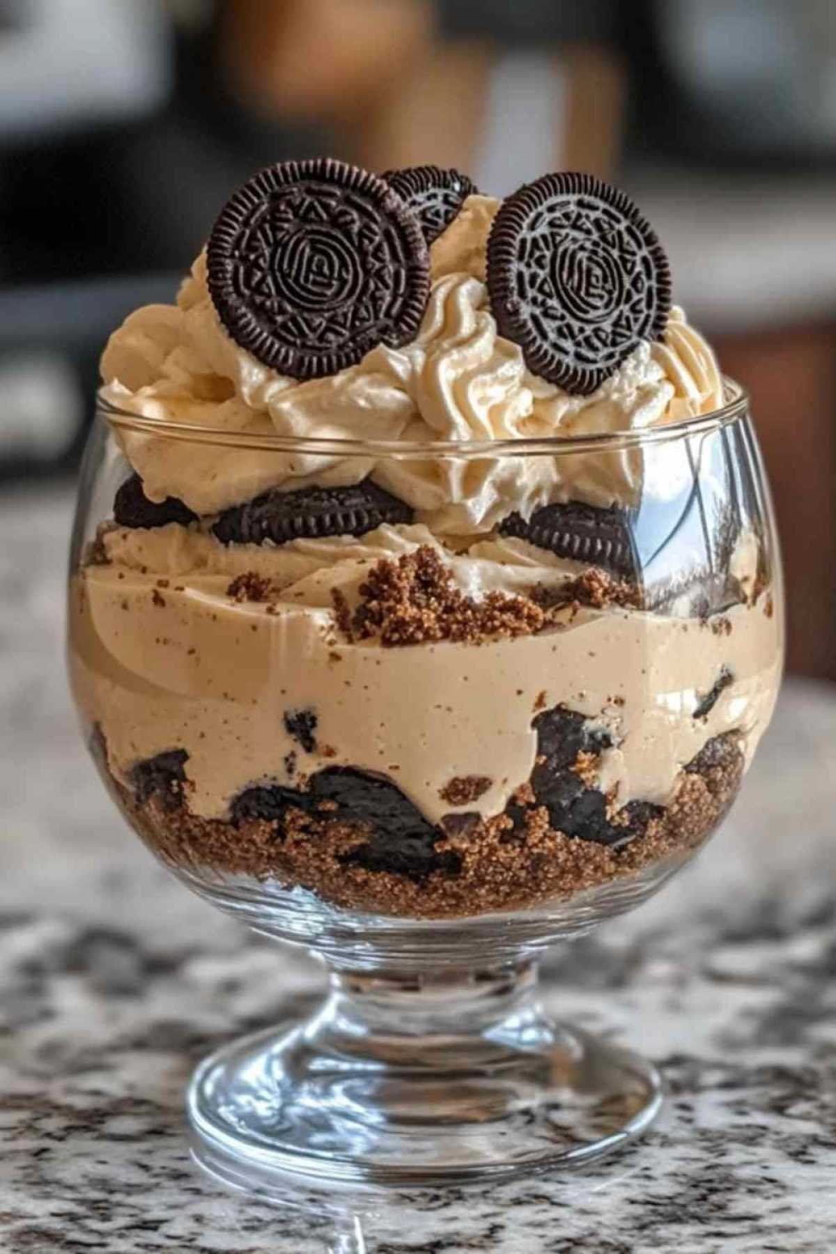 Dessert aux Oreos en verre servi avec café et fraises fraîches
