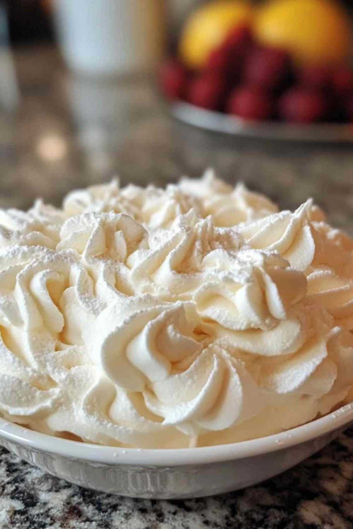 Crème fouettée au lait servie avec des fraises fraîches