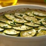 Coupe transversale d’un gratin de courgettes au parmesan montrant les couches