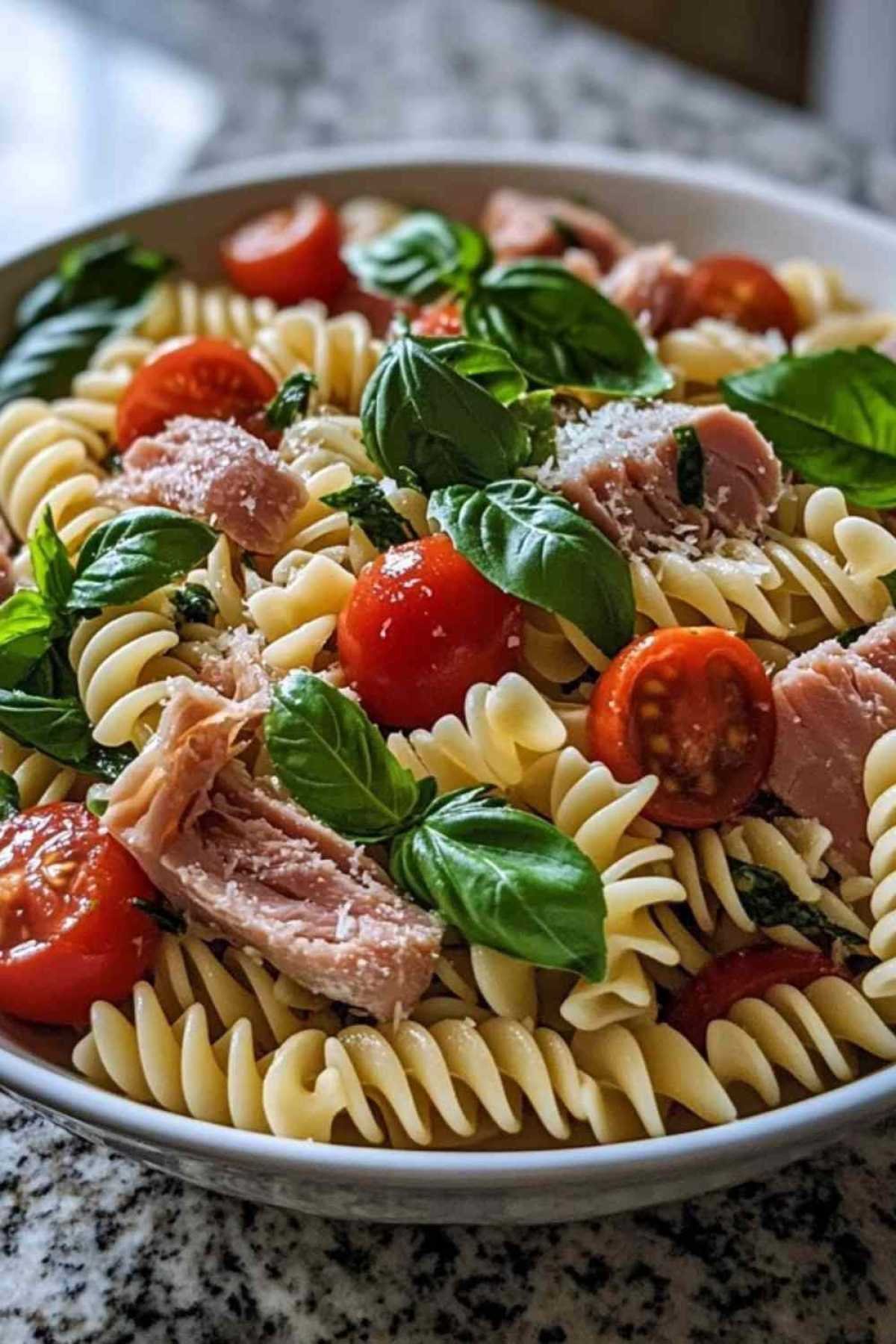 Préparation des ingrédients pour la salade de pâtes au thon
