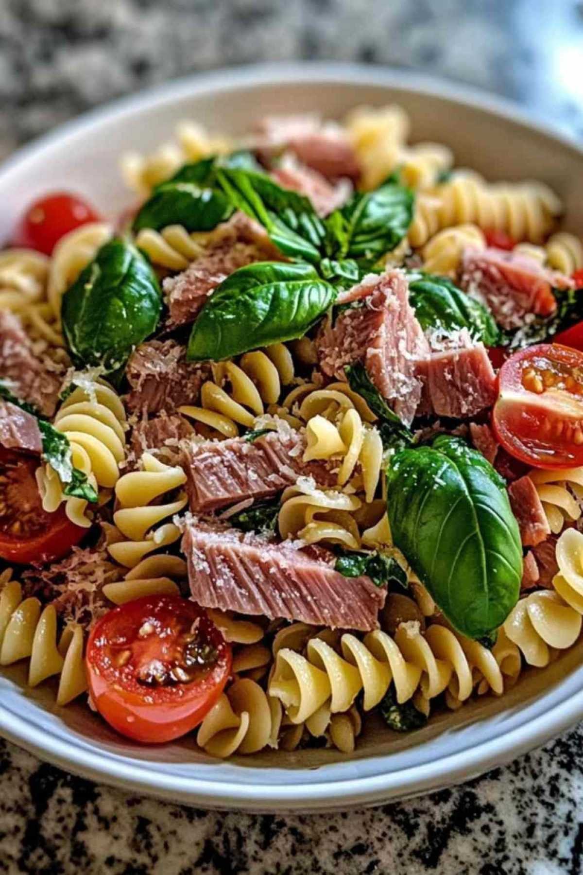 Gros plan sur la texture de la salade de pâtes au thon