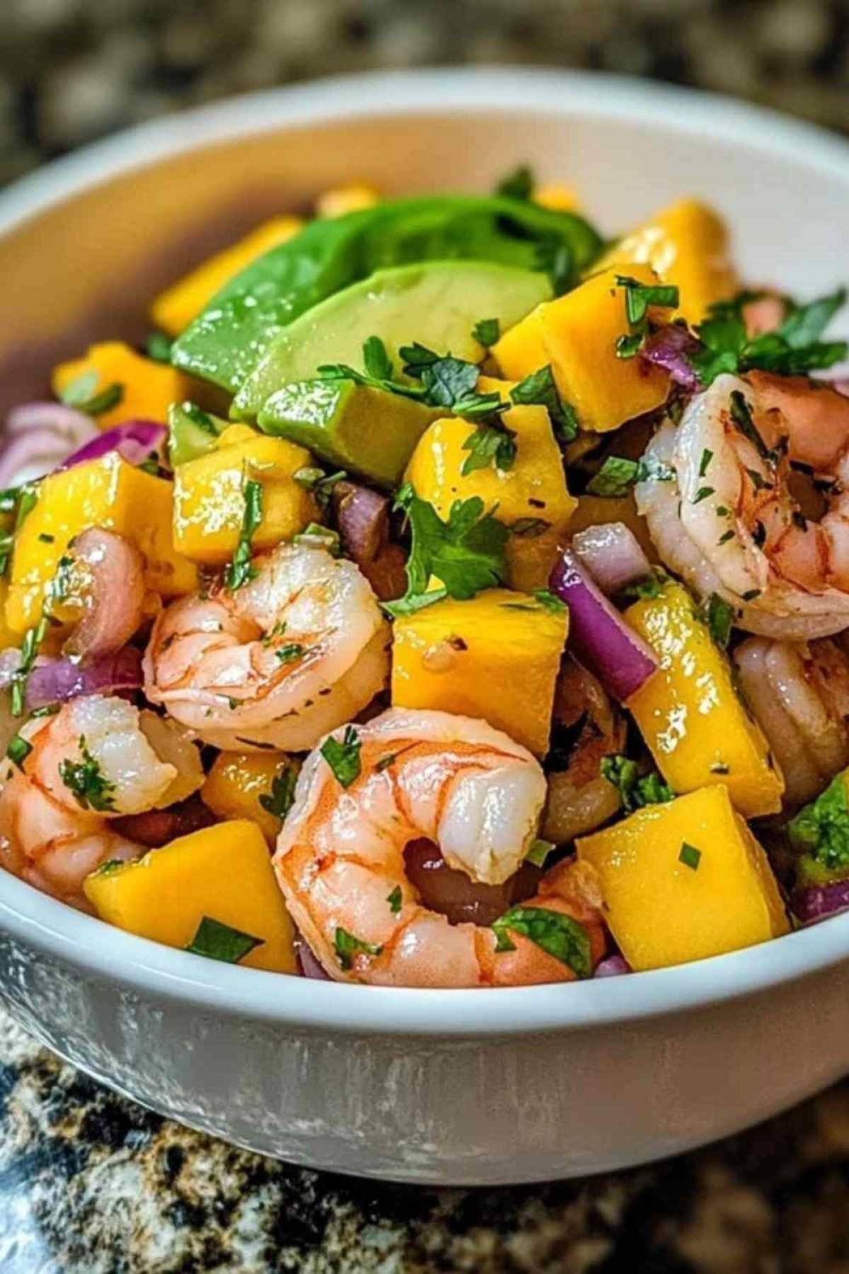 Ingrédients frais pour tartare de crevettes avocat mangue
