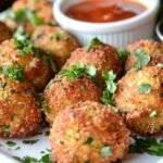 Assiette de boulettes de courgettes servies avec une sauce au yaourt