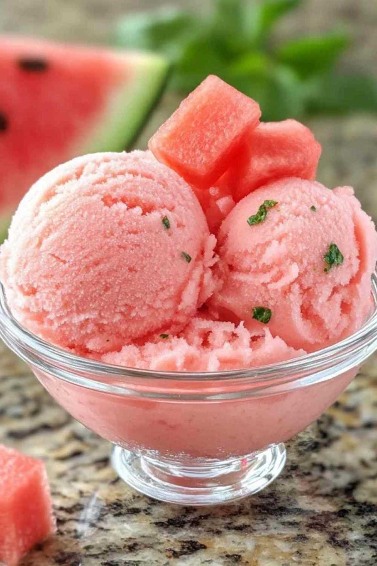 Glace à la pastèque garnie de fruits frais