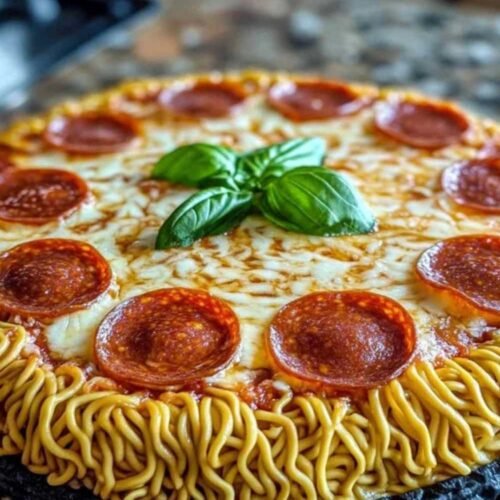 Pizza ramen cuite avec fromage fondu et basilic frais