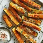 Étapes de préparation des frites de courgettes au parmesan