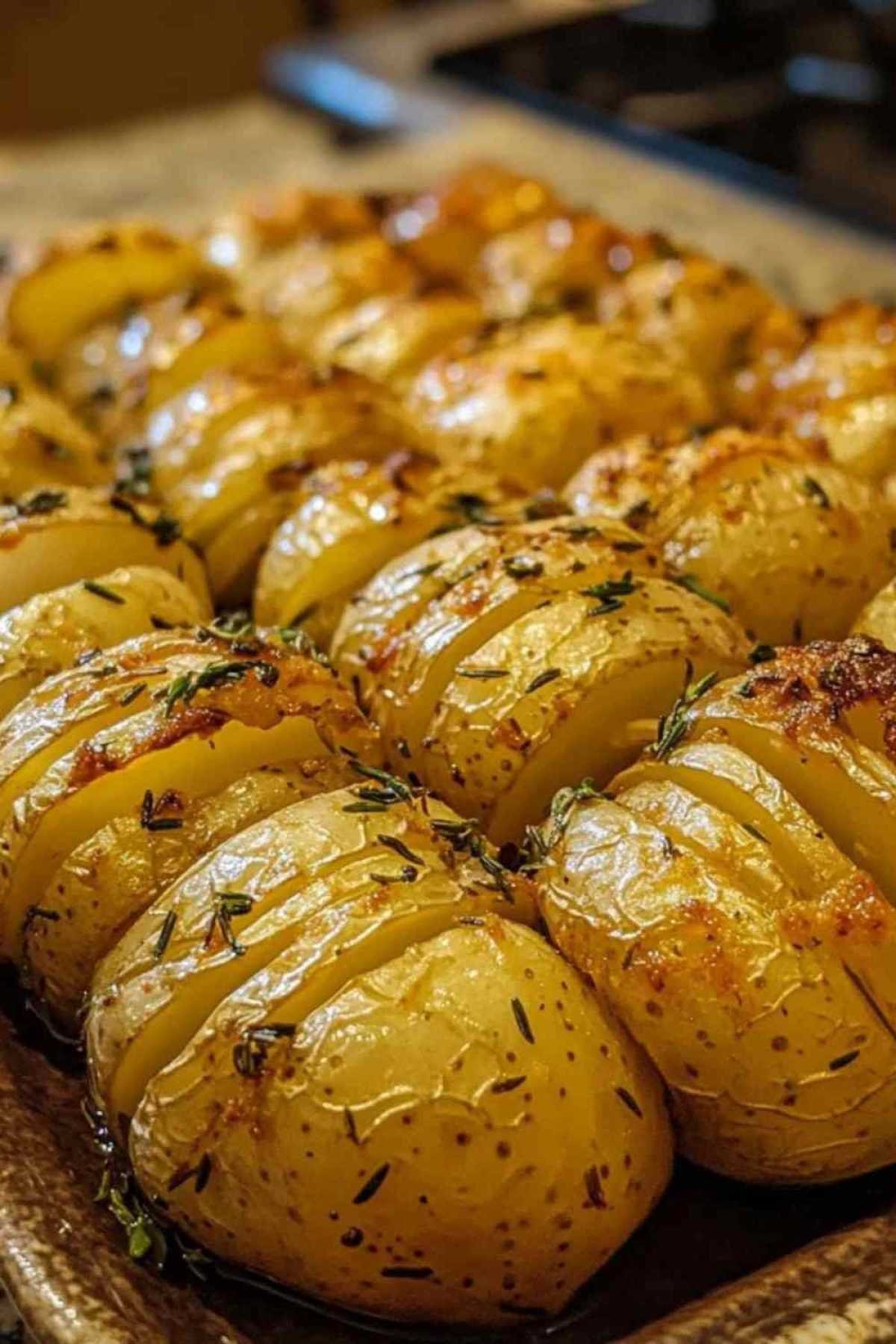 Mélange des pommes de terre avec les herbes et l’huile d’olive
