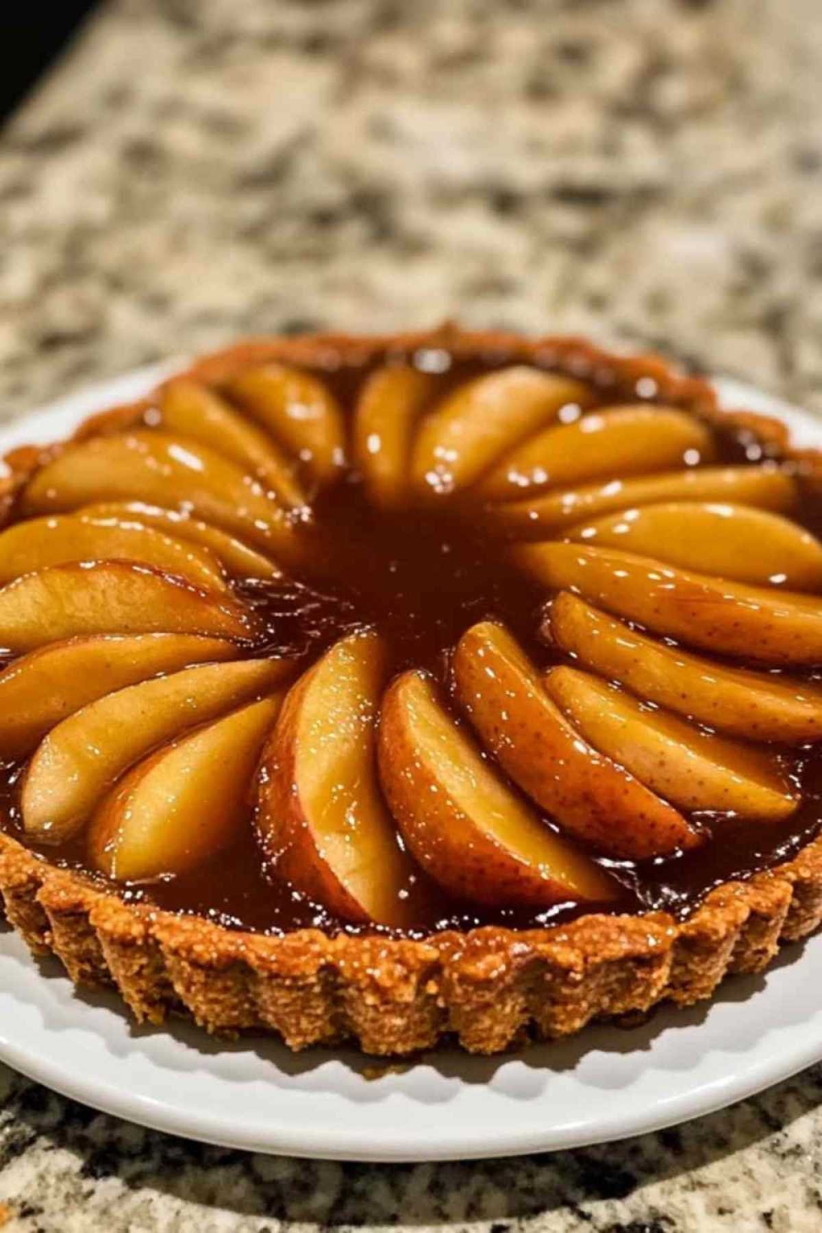 Préparation du caramel pour tarte tatin dans une casserole