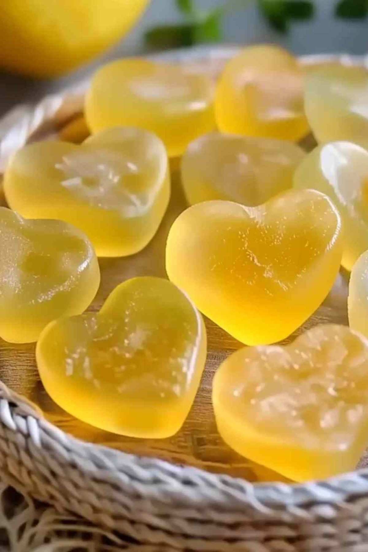 Bonbons en gelée au citron et gingembre faits maison disposés sur une assiette blanche