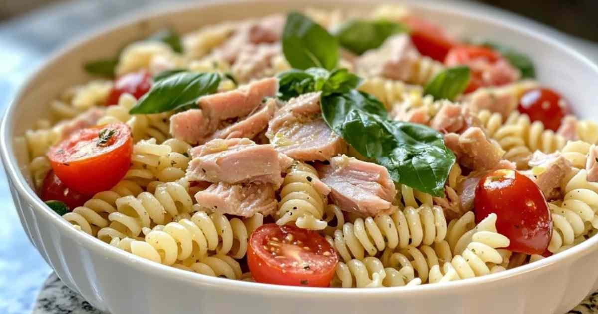 Salade de pâtes froides au thon servie dans un bol