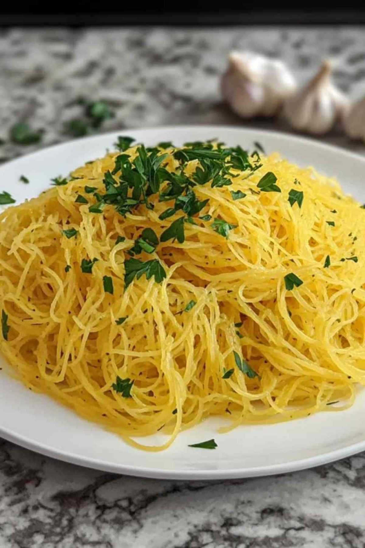  Courge spaghetti crue entière et coupée en deux pour la recette