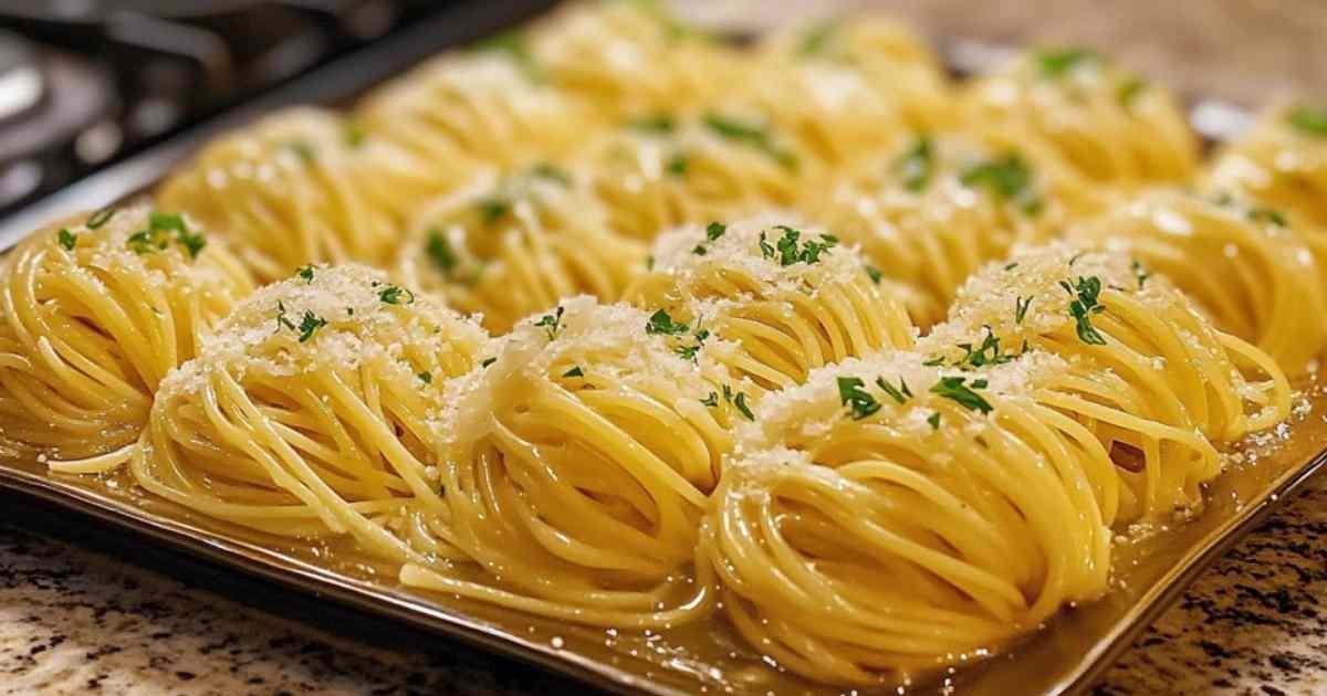 Pâtes au beurre et à l’ail dans une assiette blanche