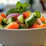 Salade de concombre fraîche avec tomates, oignon rouge et menthe