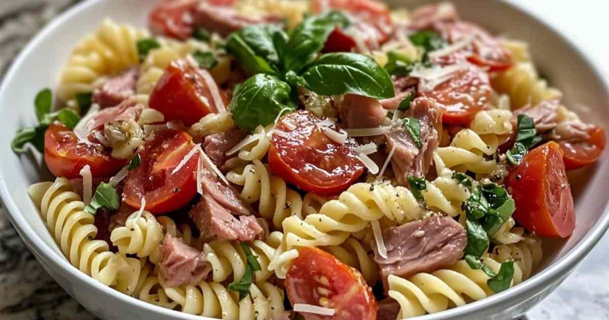Salade de pâtes froides au thon servie dans un bol