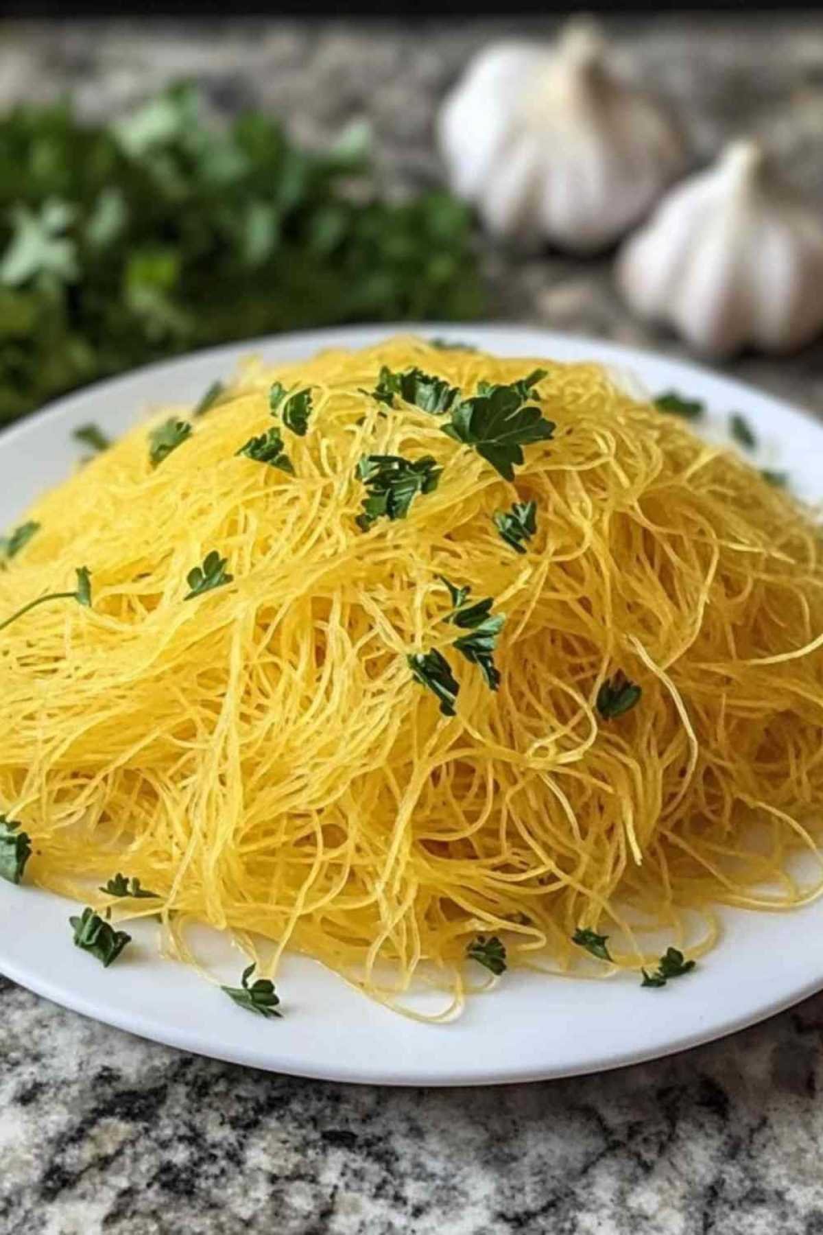  Courge spaghetti crue entière et coupée en deux pour la recette